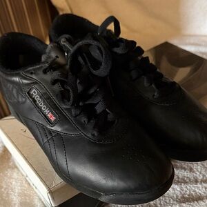 Reebok women’s  Black Leather Sneakers. Size 8 No original box